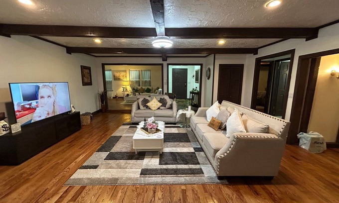 South Tulsa House | Tulsa’s Best Stay – 5BR Fully Remodeled Gem!
