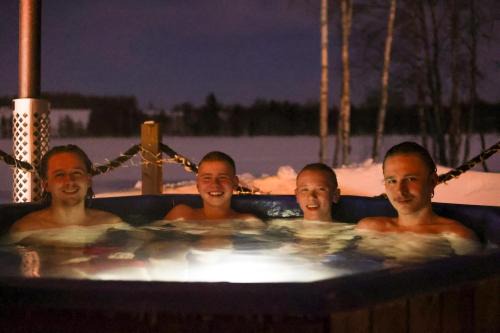 Kuusamo Ski Chalet | Tuovilan Lomamökki - Hot Tub - Lakeside log cabin