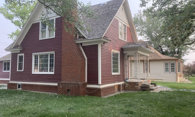 Miles City House | Turn of the Century Charm close to historic downtown Miles City!