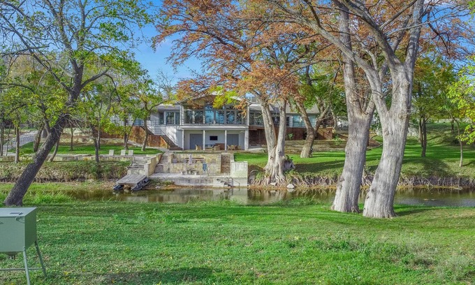 Kerrville House | Turtle Creek House, 4 Bedrooms, 5 Bathrooms, only 8 miles south of Kerrville.