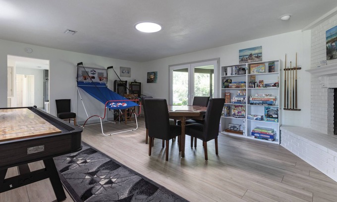 Foley House | Turtle Time Retreat- Game Room, Hot Tub! Close To OWA, Tanger & Hospital!