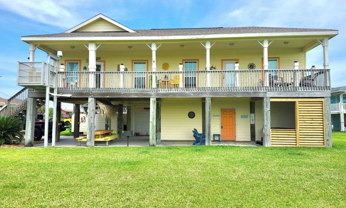 Crystal Beach House | TurtleShell - Hot Tub- Walk to Crystal Beach- Cargo Lift!