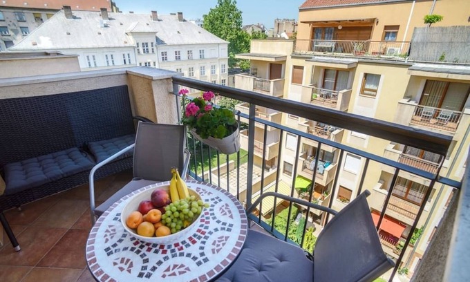 Ferencvaros Apartment | Tuscany Garden Budapest - Balcony and FREE Garage