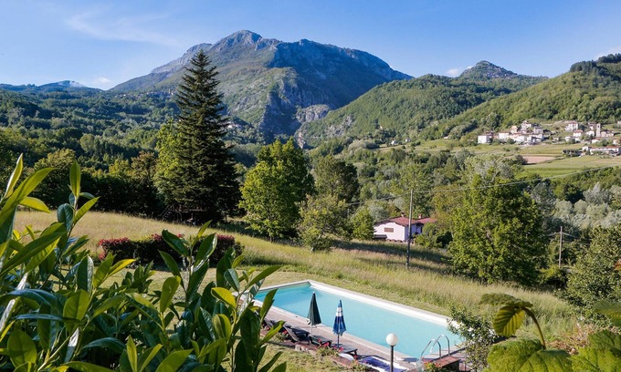 Villa Collemandina Villa | Tuscany villa with private pool and superb views. Complimentary chianti!