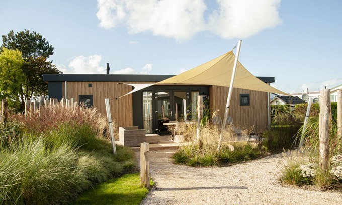 Nieuwvliet House | Twee Badkamers en Suite, Terras met Grote Zeiloverkapping, Eettafel en Lounge set op Terras
