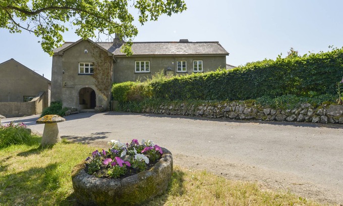 Teigngrace House | TWELVE OAKS FARMHOUSE, pet friendly, with pool in Newton Abbot