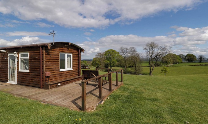 Llanvair Kilgeddin Cottage | TWILIGHT, with a garden in Raglan