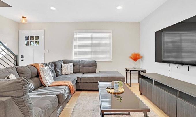 Scenic Heights House | Twin Abodes I 2 Units, One Group Getaway