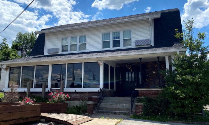 Leitchfield Hotel | Twin Lakes Creamery, Grill & Inn