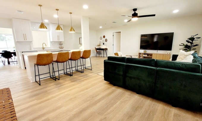 Clearwater House | Twin Oaks Retreat Heated Pool 5Bed 3Bath Remodeled Beach Open