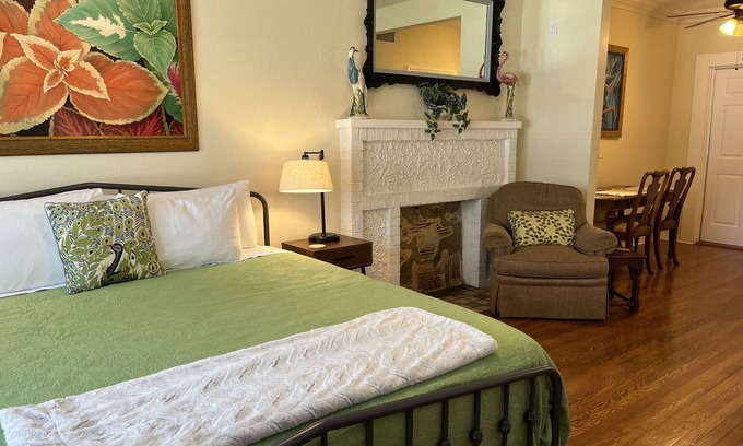 Altamont Manor Apartment | Twin Palm ~Lovely NEW 1BR Studio-Easy walk to Groceries, Downtown, Shops & Food!