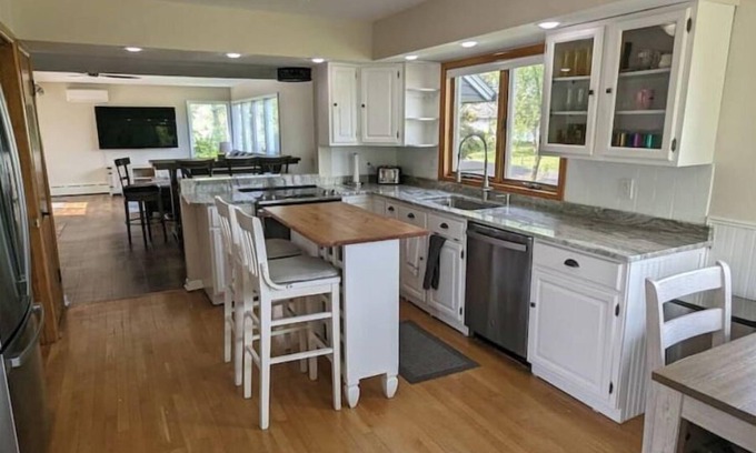 East End House | Twin Ports Getaway with hot tub & large private yard!