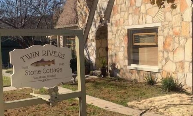 Norfork House | Twin River Stone Cottage - 7 BR/Sleeps 20