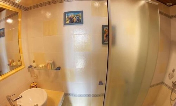 La Turballe House | Twin room-Ensuite with Shower-Chambre Jaune