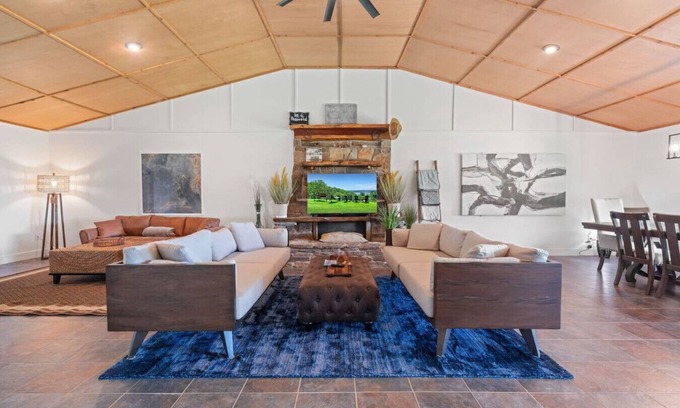 Muskogee House | Twisted Tree with Arkansas River Views and Hot Tub
