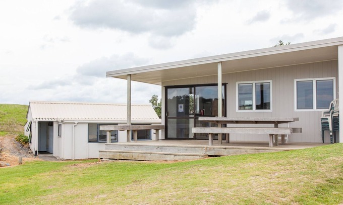 Taiharuru House | Two-bach complex at panoramic Davies Bay