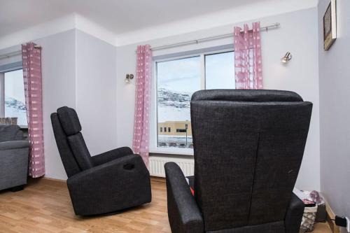 Grundarfjordur Villa | Two bathrooms Free parking Beds for 9 pers Great view