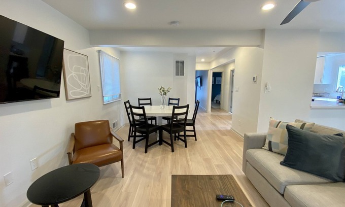 Cherrydale Apartment | Two bed Apt in Arlington l King Bed | Free parking