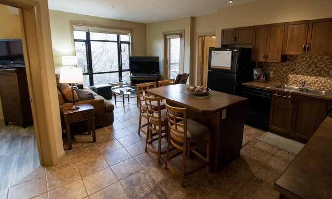 South Pandosy Hotel | Two Bed Two Bath Corner Unit #432