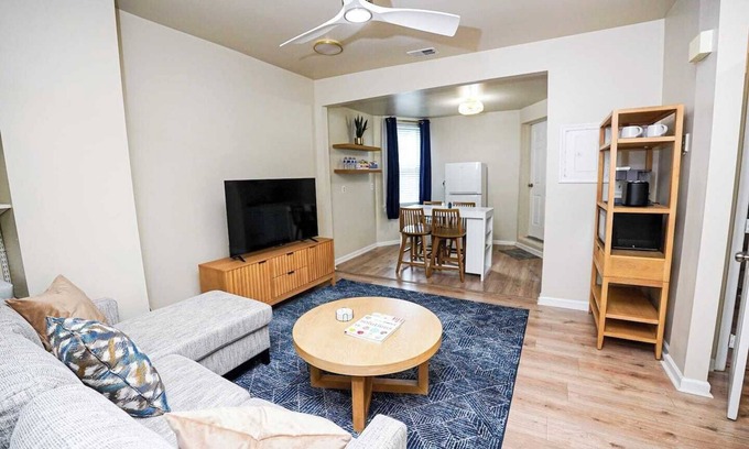 Capitol Hill Apartment | Two Bedroom- 10 Mins to Baseball Stadium