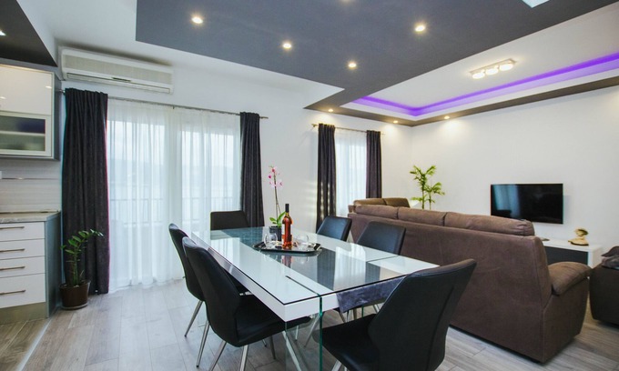 Arbanija Apartment | Two bedroom apartment near beach Arbanija, Čiovo (A-1122-b)
