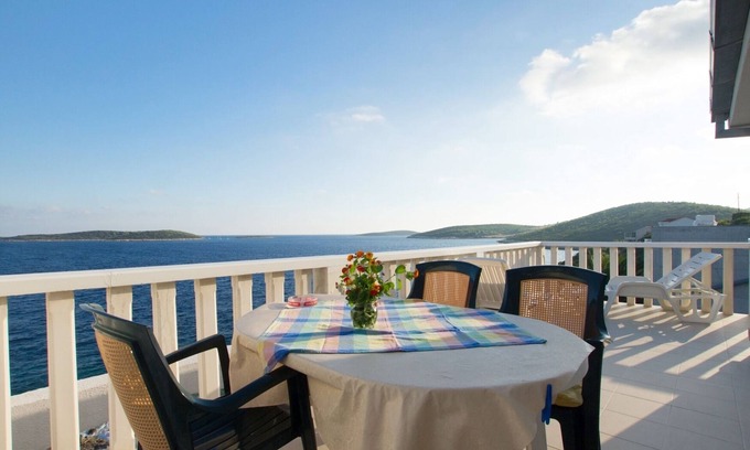 Milna Apartment | Two bedroom apartment near beach Milna, Vis (A-2461-c)
