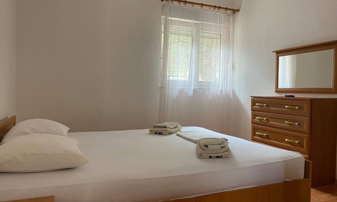 Susica Apartment | Two bedroom apartment with terrace Betina, Murter (A-23716-a)