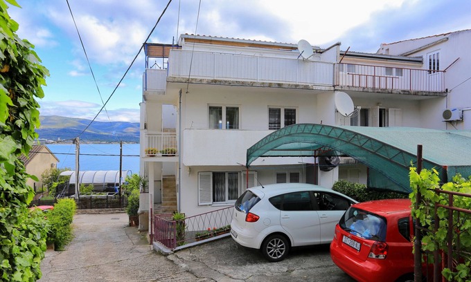 Arbanija Apartment | Two bedroom apartment with balcony and sea view Arbanija, Čiovo (A-15595-a)
