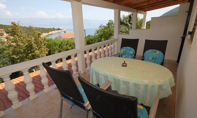 Pokrivenik Apartment | Two bedroom apartment with terrace and sea view Cove Zarace (Gdinj), Hvar (A-4597-a)