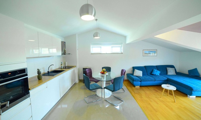 Citluk Apartment | Two bedroom apartment with balcony Sinj, Zagora (A-23403-a)