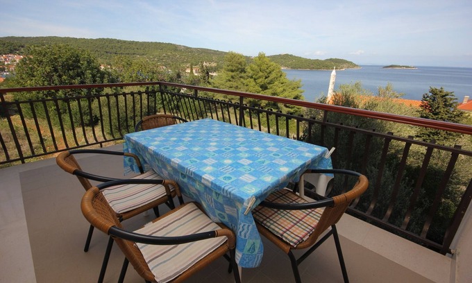 Vis Apartment | Two bedroom apartment with terrace and sea view Vis (A-2470-a)