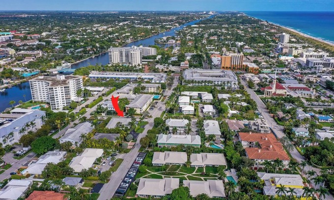 Jog Road Condo | Two Bedroom Boutique Condo 2 Blocks from the Beach and Atlantic Avenue