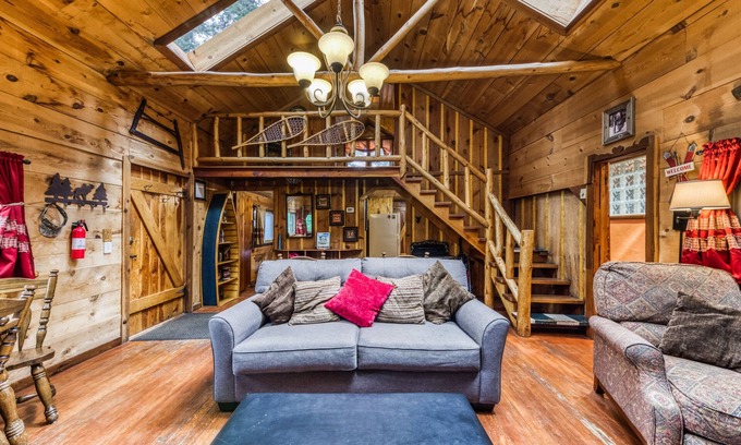 Ruidoso Cabin | Two Bedroom Cabin Used To Belong to Deborah Winger!