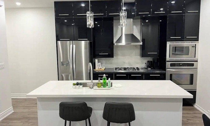 Markham Apartment | Two Bedroom Condo Near Miliken District Park!