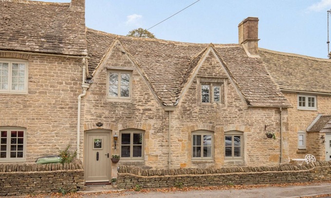 Longborough Cottage | Two bedroom dog friendly holiday cottage in the Cotswolds - Travellers Joy
