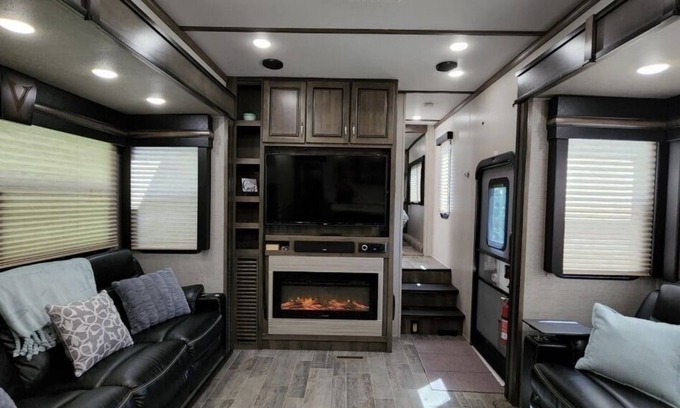 River Ranch House | Two bedroom Glamping RV fully stocked/ golf cart