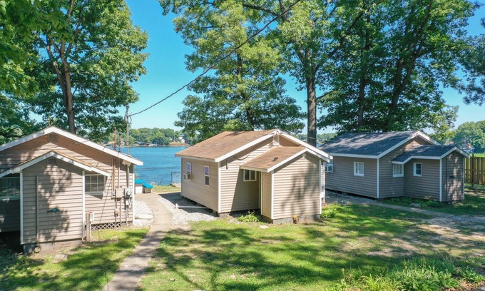 Monticello Cabin | Two Bedroom - Lakeview Cabins - These lovely two-bedroom cabins create the ideal lake life vacation setting! Overlooking Lake Shafer and 1/4 mile away from Indiana Beach Amusement Park. 500 sq ft features two (2) full beds and one (1) futon - sleeps