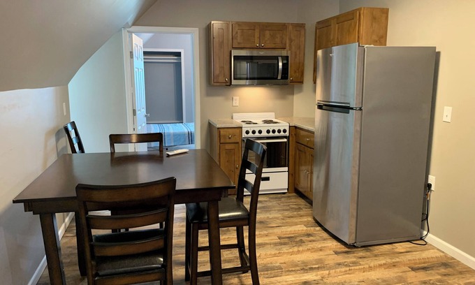 Hannibal Apartment | Two Bedroom Loft Apartment. Fully stocked kitchen close to downtown Hannibal.