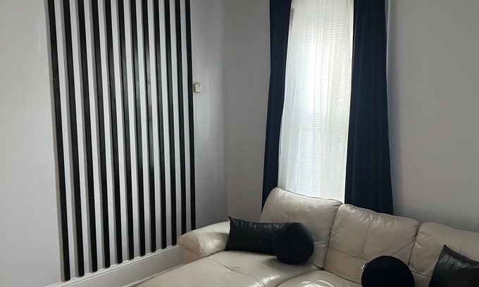 Bridgeport Apartment | Two Bedroom Luxury apartments /5 Minutes away from Amphitheater