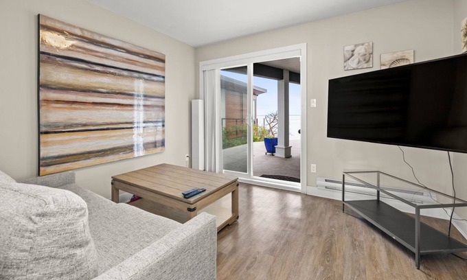 Saanich East House | Two-bedroom 'modern beach cottage' style suite in newer built home