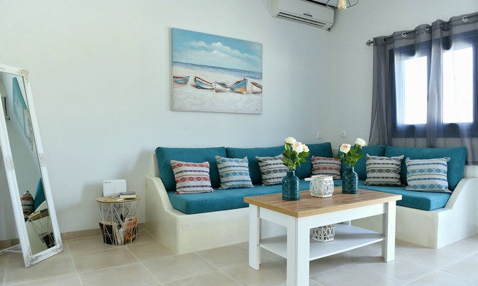 Kanala House | Two bedrooms house 2 min from three beaches!