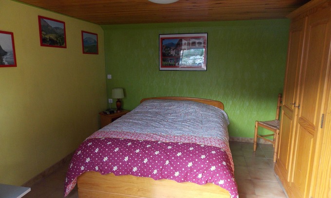 Brive-la-Gaillarde House | TWO COQUETTES IN A QUIET HOUSE