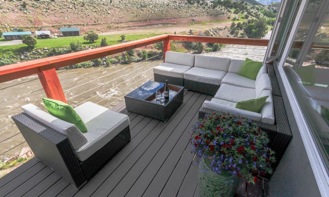 Gardiner House | Two minutes from Yellowstone Park Gate. 30ft. deck w/BBQ overlooking the river.