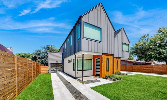Highland House | Two modern townhouses with enclosed backyards