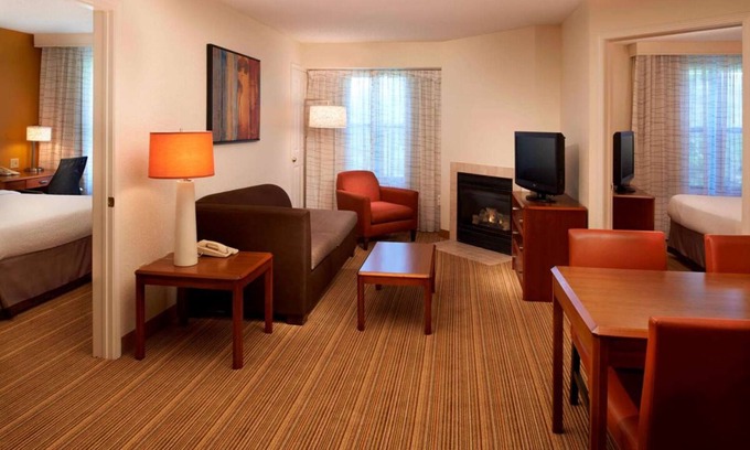 Waukegan Hotel | TWO Pet-friendly 2BR Suite with Full Kitchen! Free Breakfast, Swimming Pool
