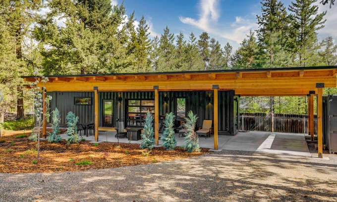 McCall House | Two Pines - Unique container home - Downtown - Trailer Parking - Pet friendly