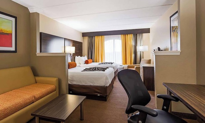 Orlando Hotel | Two Relaxing Rooms with & Outdoor Pool | Free Parking, Near Universal Studios