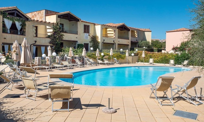 Murta Maria Apartment | Two-room apartment facing the pool in an elegant setting just 2 km from the sea