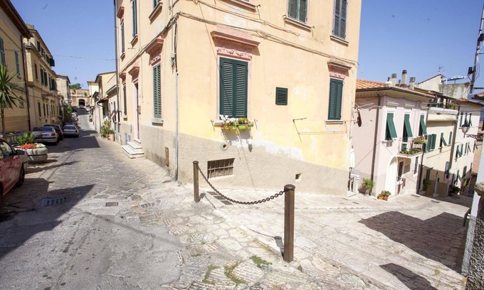 Portoferraio Old Town Apartment | Two-room apartment Piazza al Fico 2/4 Beds in the historic center of Portoferraio