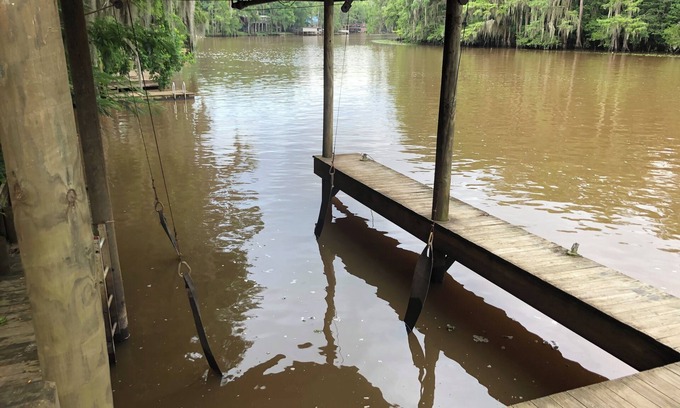 Jefferson House | Two-story on the river that sleeps up to 14! Boat lift & ramp. Deck over water